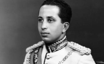 1958年，23岁的伊拉克国王费萨尔二世被处决，他的双脚被砍掉，衣服也被扒光，只