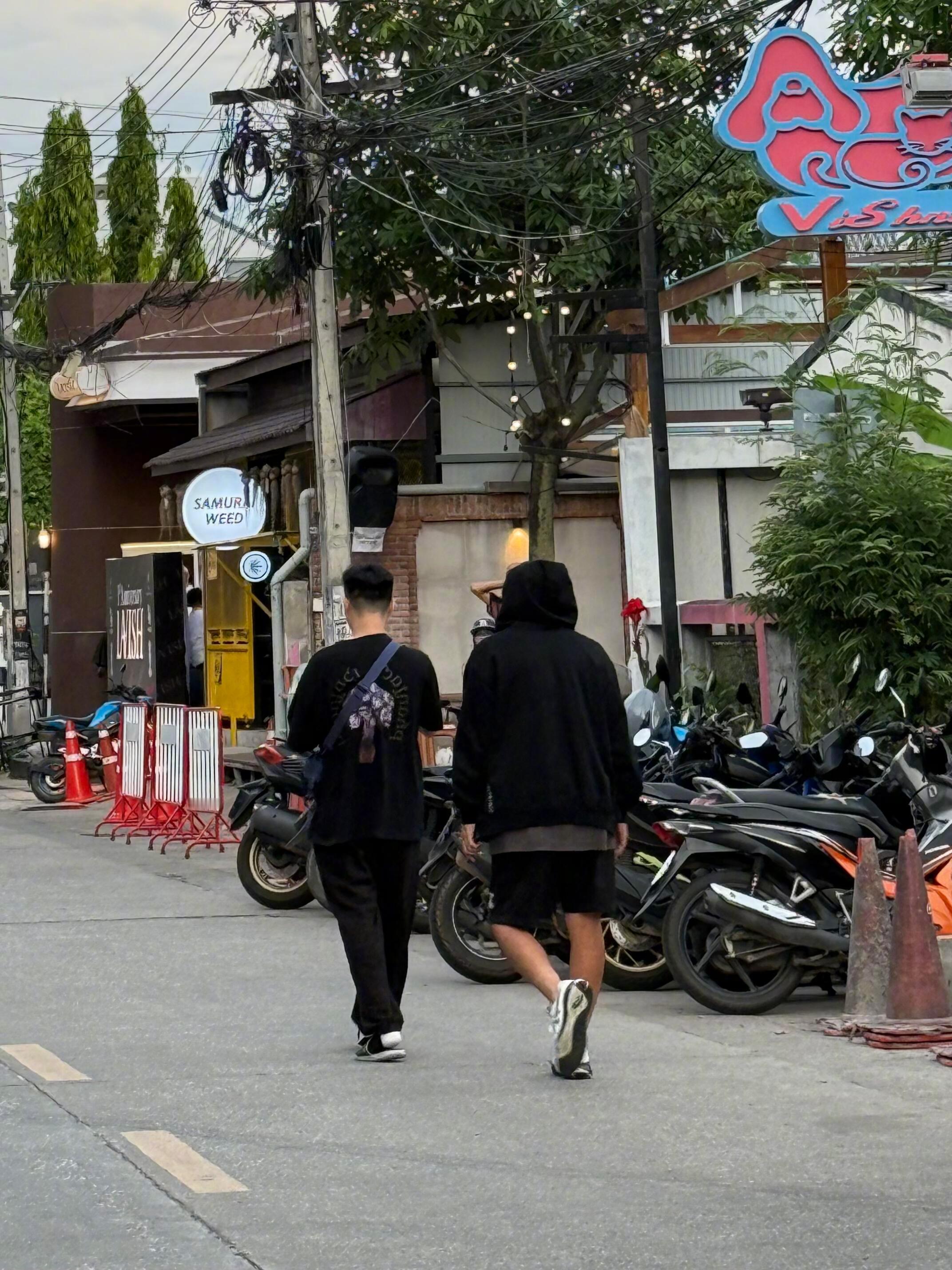 周杰伦疑似参加中餐厅录制周杰伦陪同昆凌去泰国了 清迈捕获野生周董！宠妻模式开启中