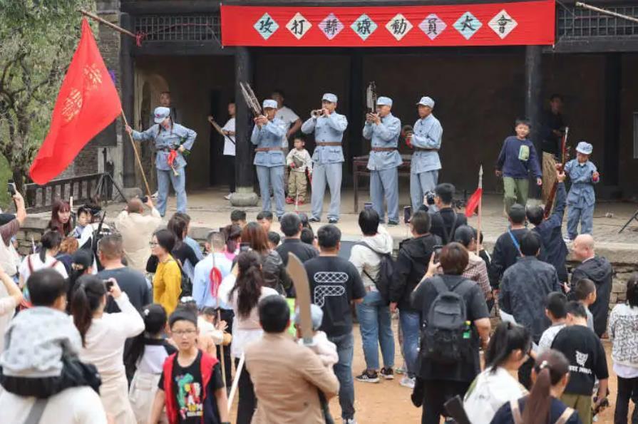 听说最近日本人对中国漫展上有人还原安倍遇刺破防了。
我的建议是赶紧让日本人看看这