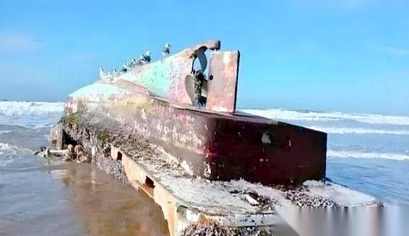 一位在码头干了半辈子捕捞的老渔民，指着回港的辽宁舰，嗓门比海风还大：“船底下那是