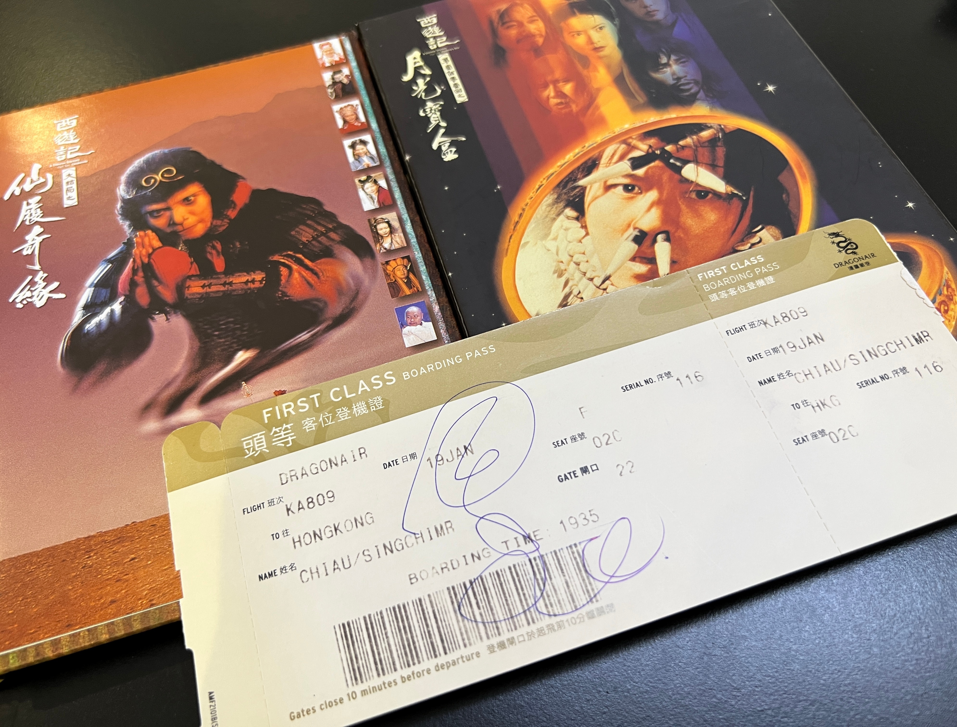 周星驰  周星驰先生的亲笔签名，如今市面上各种星爷签名真假难辨，这个签名载体是港