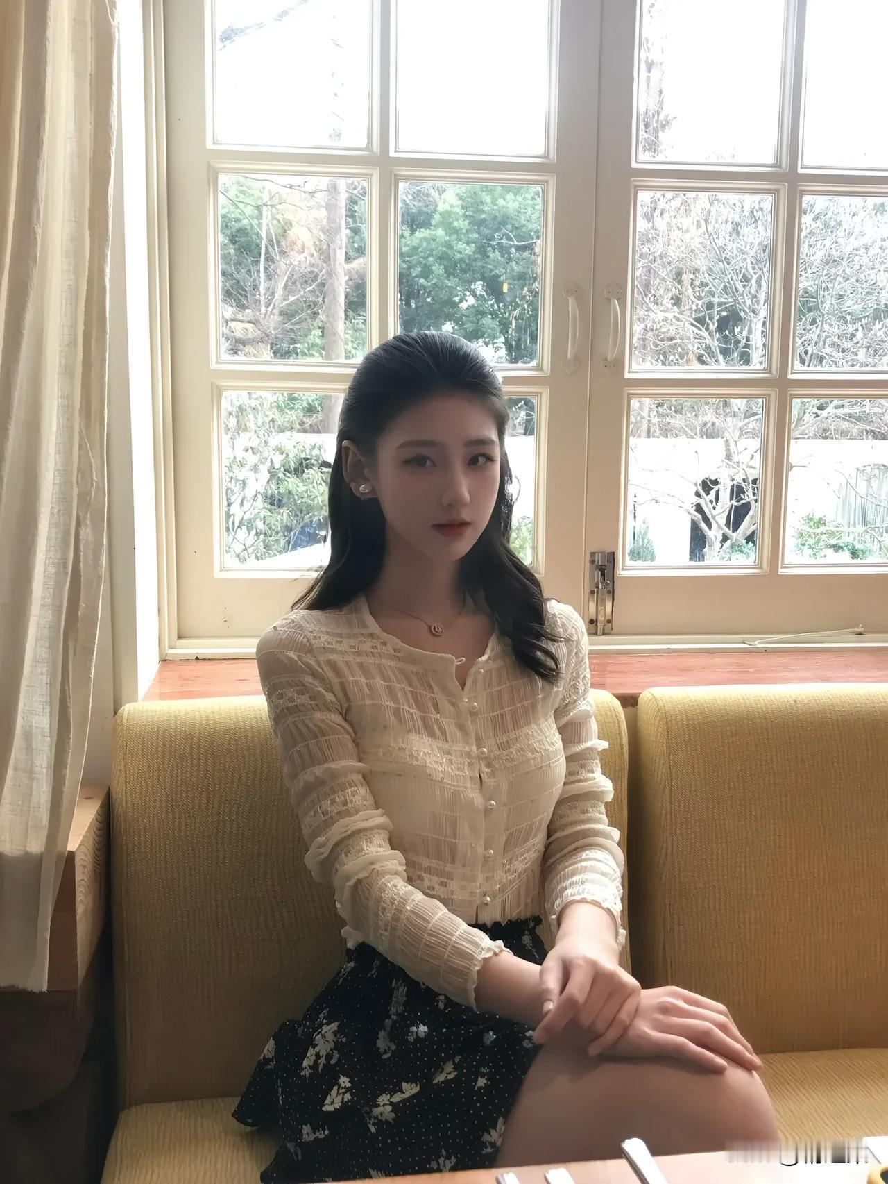 窗边少女，静谧时光，温柔如水。