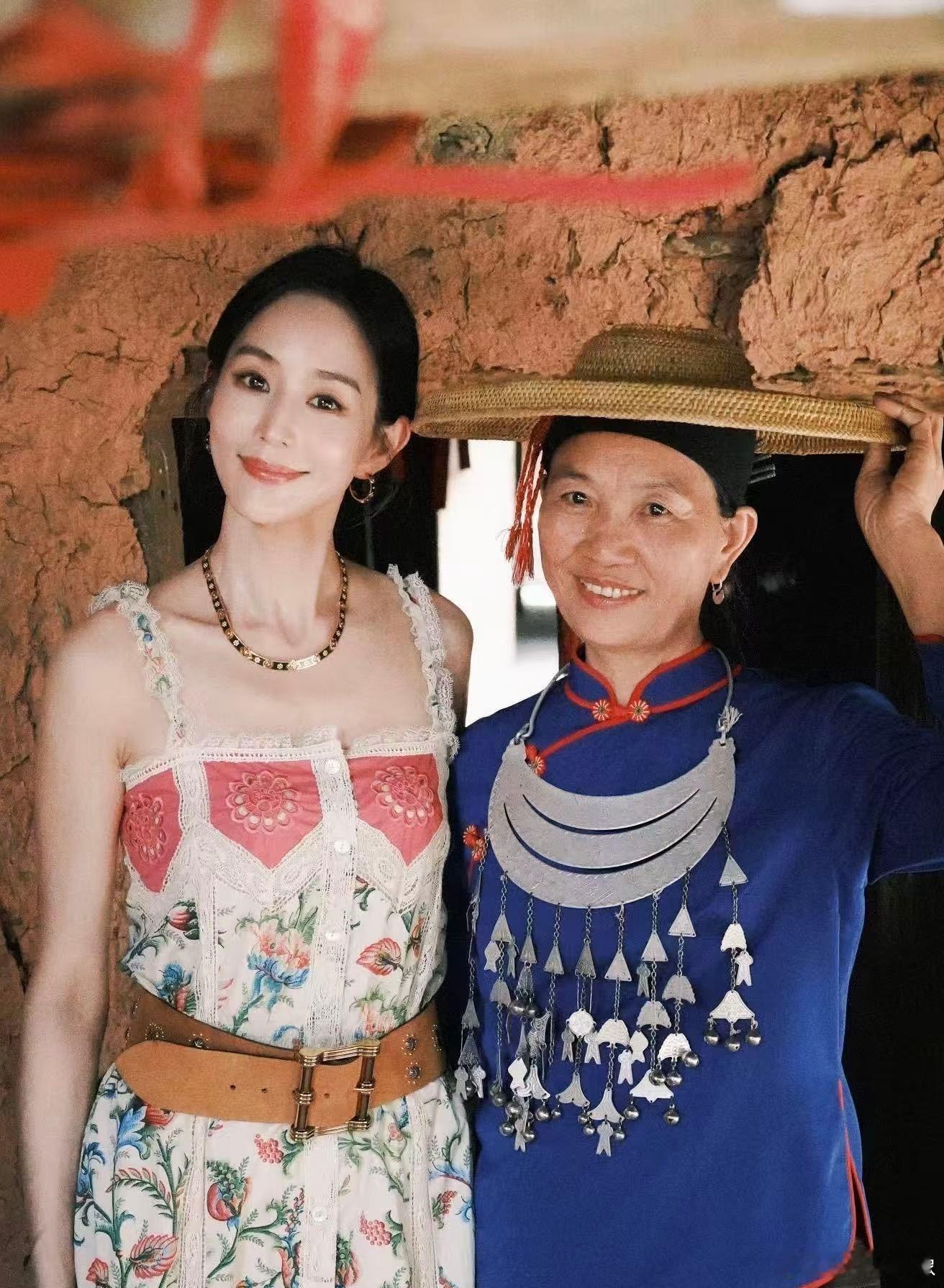 张钧甯和黎族织娘牵手阿婆的银饰叮叮作响，黎锦的色彩斑斓如霞，钧甯的笑容温暖明亮，