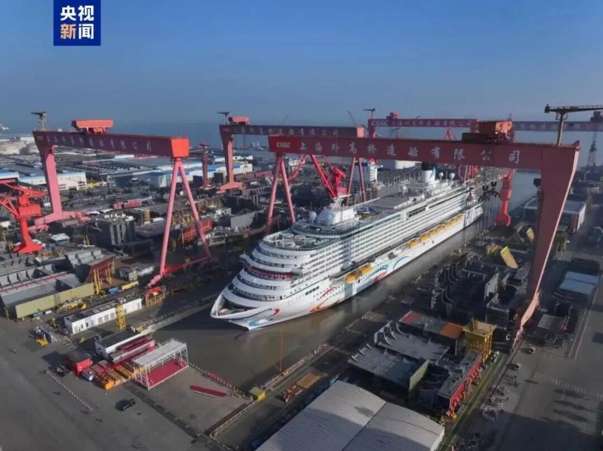 【南沙大邮轮顺利起浮即将出坞】第二艘国产大型邮轮“爱达·花城号”3月14日完成了