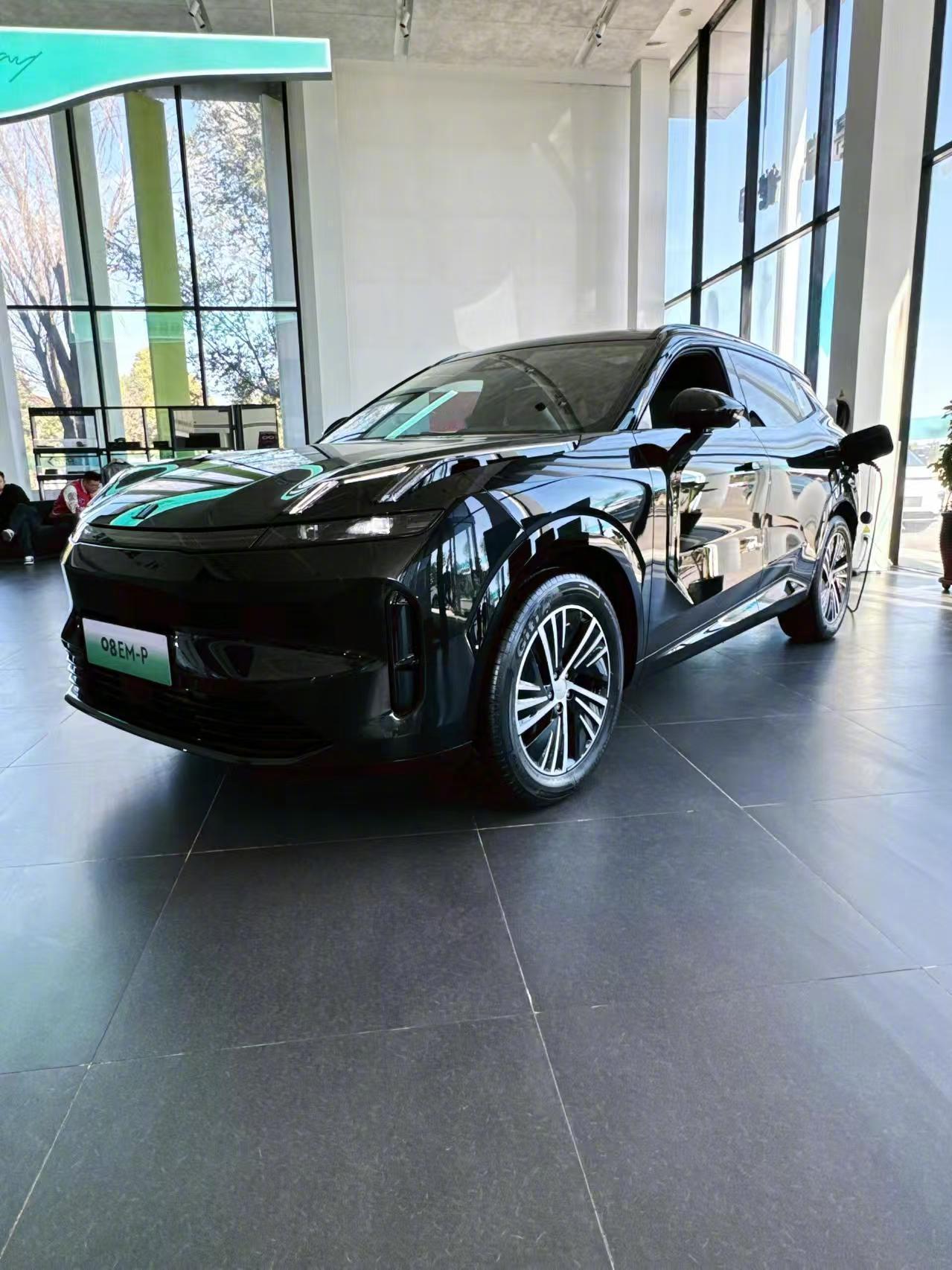 纯电续航够长，平时当电车开没问题，车机用上魅族系统，操作流畅得跟手机一样。 