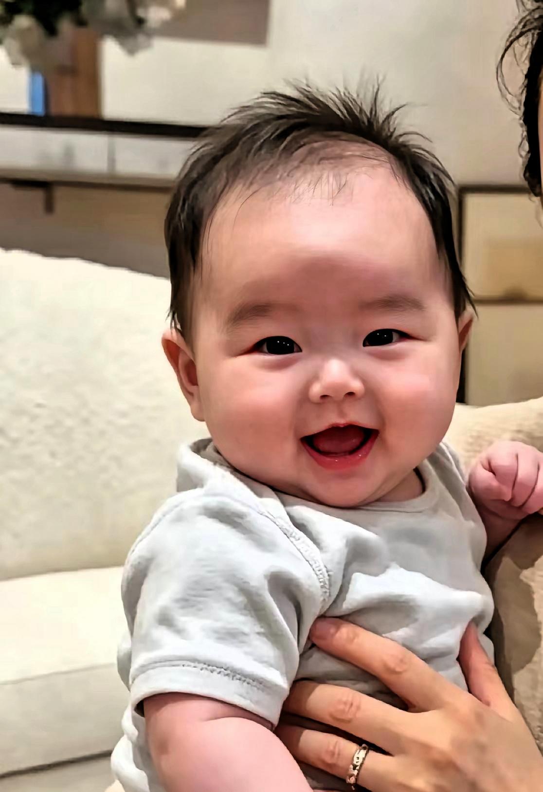 谁也没有料到，一个尚在襁褓之中的幼儿，会收获全网姨姨们的牵挂。汪三宝凭借天真可爱