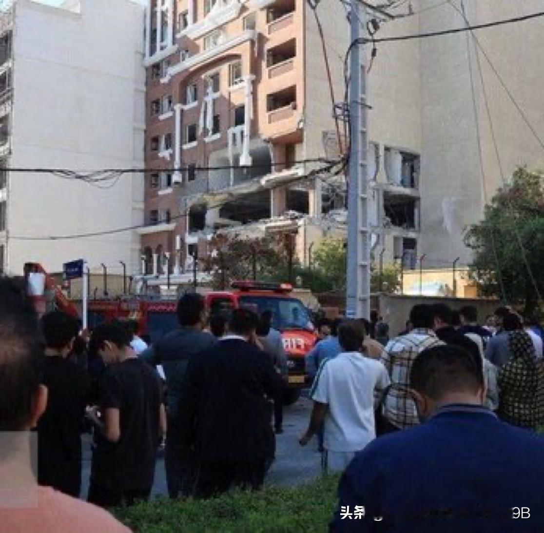 来自阿巴斯港的最新消息：
目击者称，爆炸的建筑物是伊朗伊斯兰革命卫队的招待所。