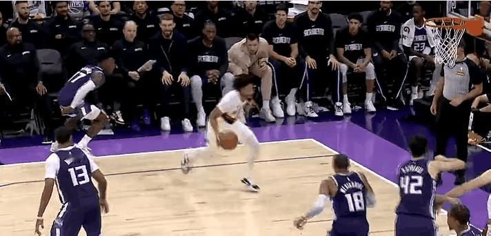 威少遭遇骑耻大辱。
开拓者夏普底角接球，面对威少补防，直接起飞，把威少弹出底线，