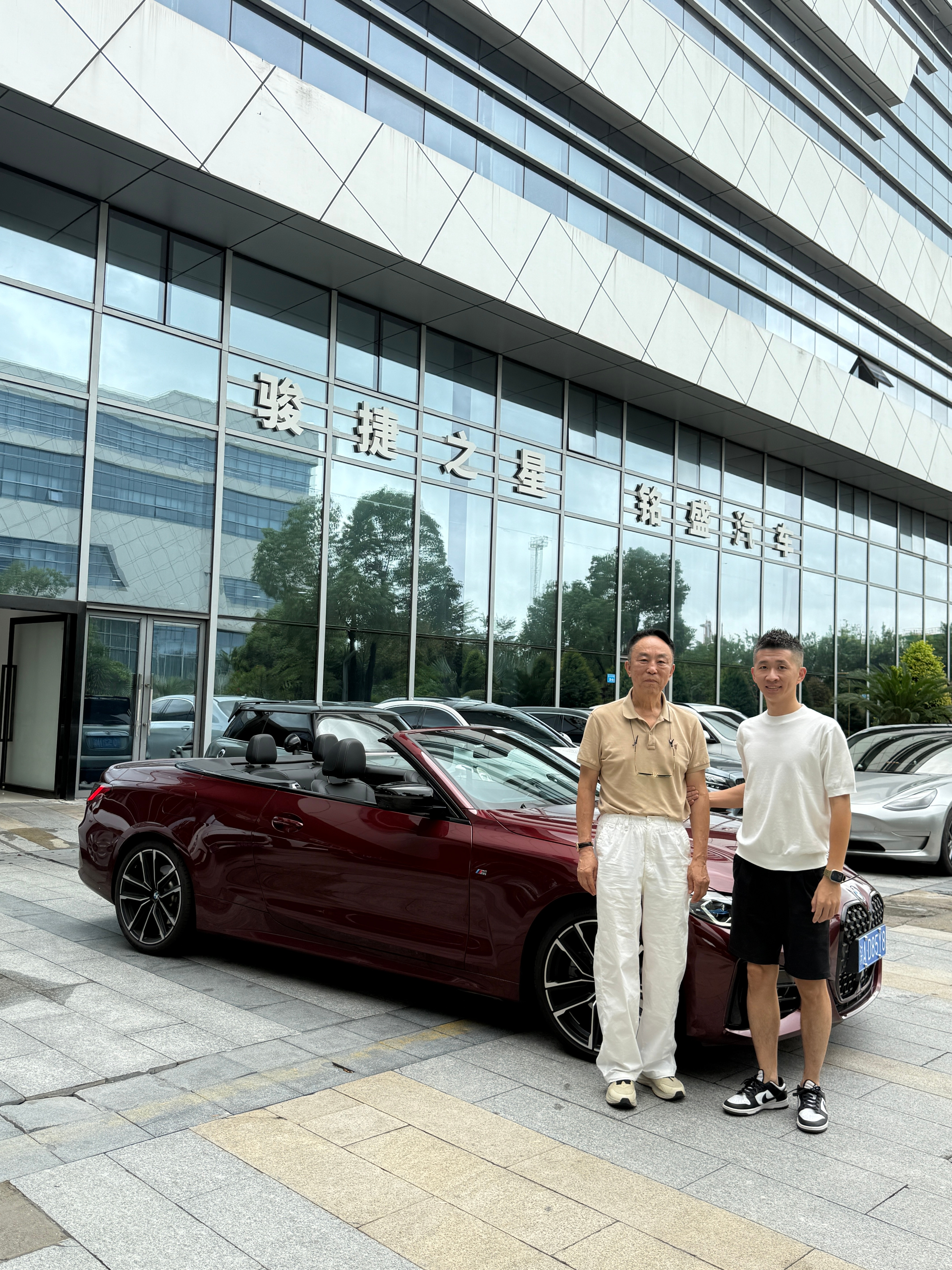 一大早来交一台有趣的车恭喜68岁老哥喜提宝马430敞篷说起他来整个过程还挺有意思