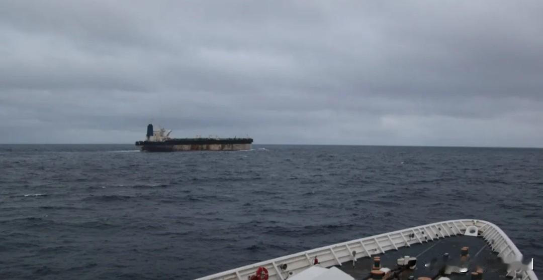 美军硬刚俄潜艇护航，扣押俄籍油轮
 
美军不顾俄罗斯潜艇护航，在北大西洋扣下俄籍