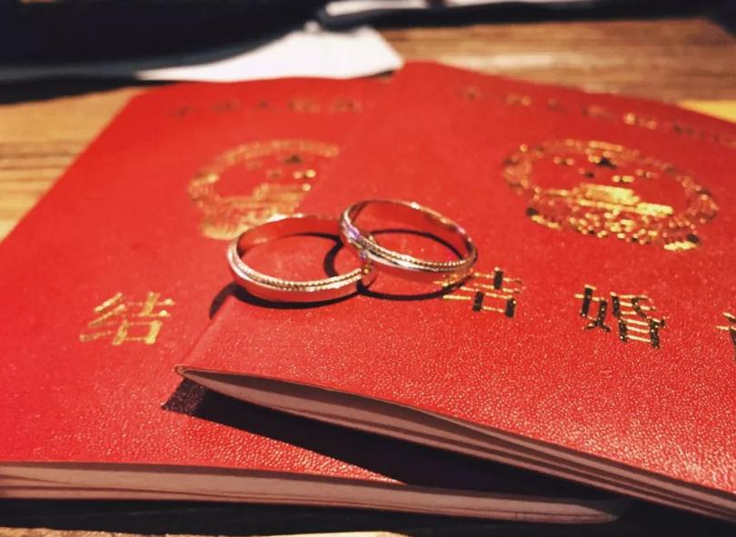 四川崇州的李某甲天生双臂缺失，却被弟弟李某乙冒名结婚了34年！
当年弟弟没到法定