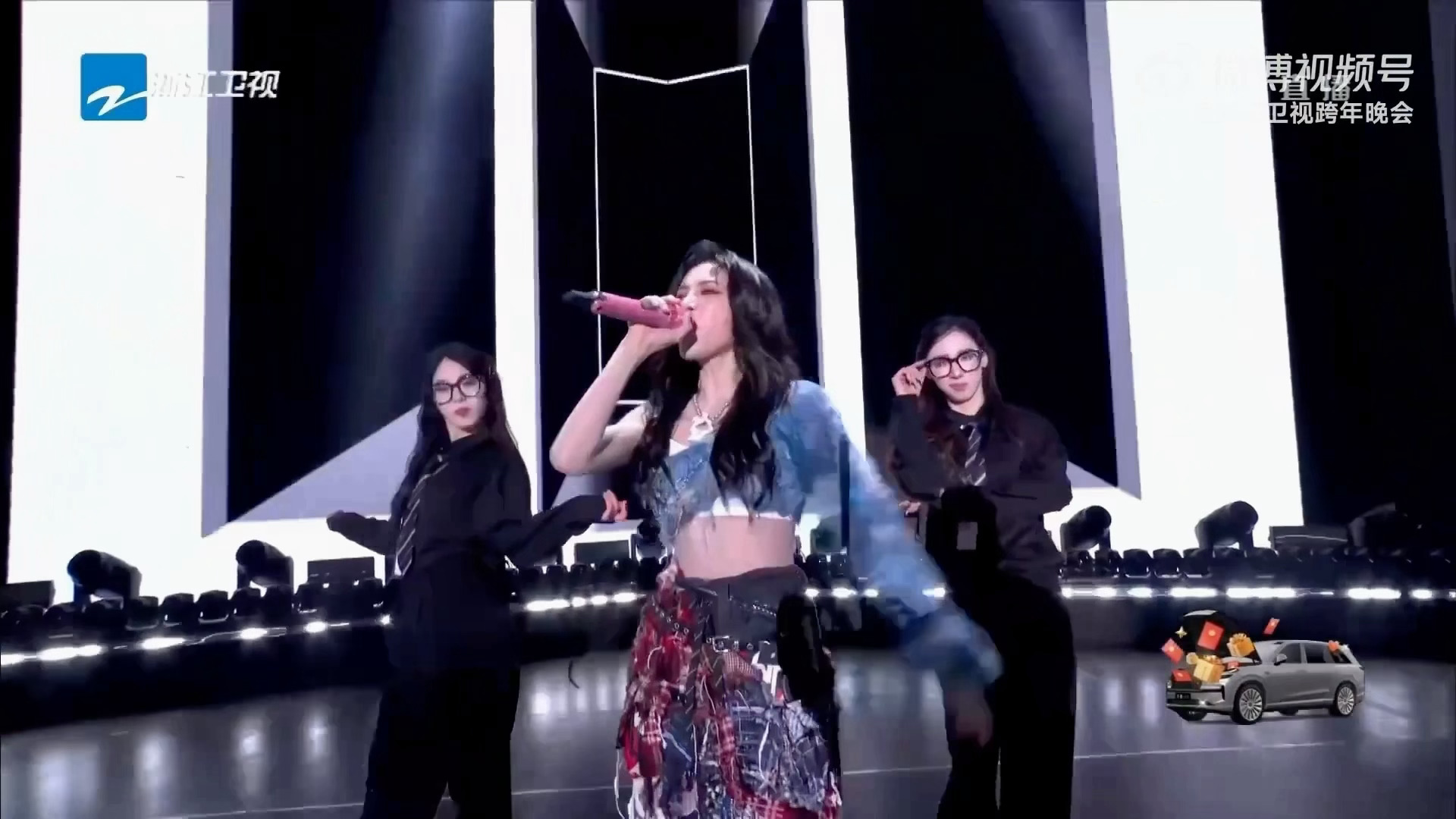 谢可寅全开麦rap 谢可寅完全就是舞台王者！！！舞台上面全开麦rap又美又飒，火