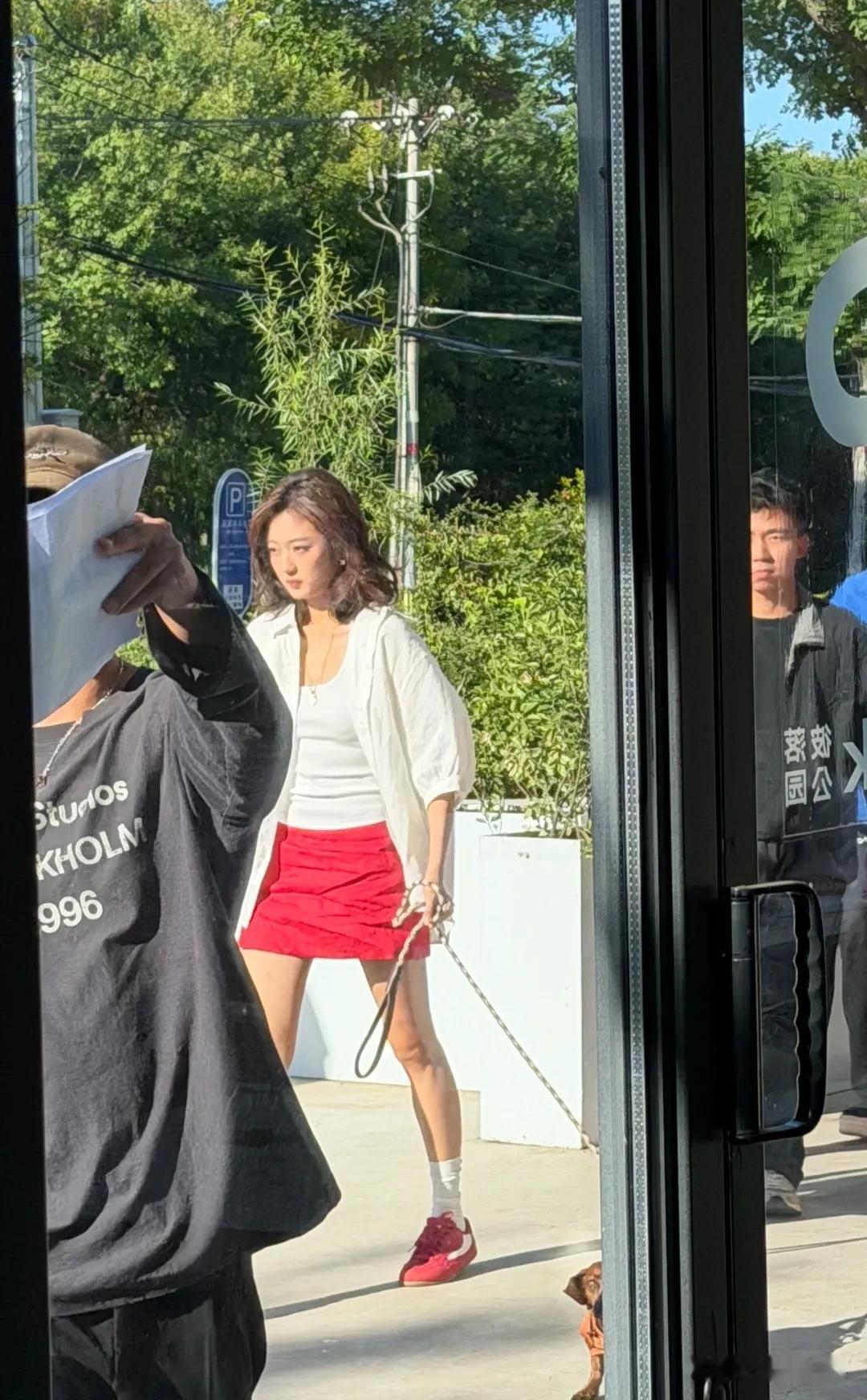 孙千现身北京的一个公园遛狗，这姑娘又美又飒，生图也这么漂亮啊！
一头短发披肩的她