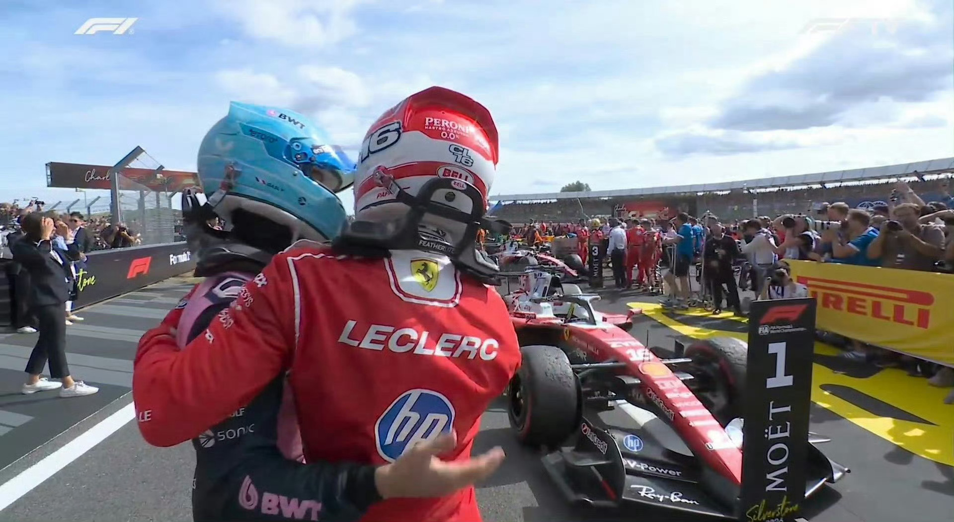 下车后的加斯利首先过来祝贺勒克莱尔！F12026F1英国大奖赛勒克莱尔银石夺冠P