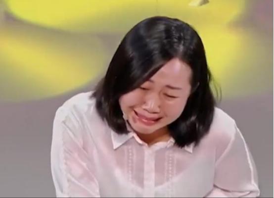 湖南一女子3岁走失，40岁成为千万富豪后，登上电视寻亲。不料，亲生父母无人到场，