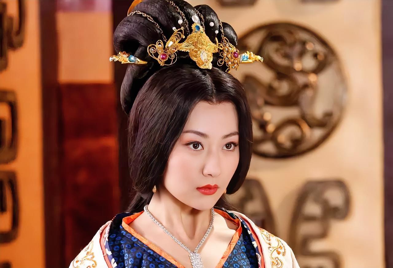 北齐灭亡后，胡太后与皇后穆邪利被俘到北周。两人过惯了好日子，难以适应落差。一天，