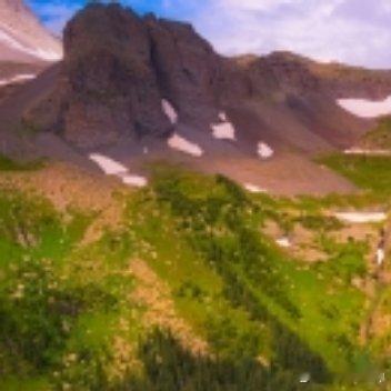 悲伤，尽情哭得狼狈，泪干后，仰头笑得仍然灿烂。一往直前，激发生命所有的热情。年轻