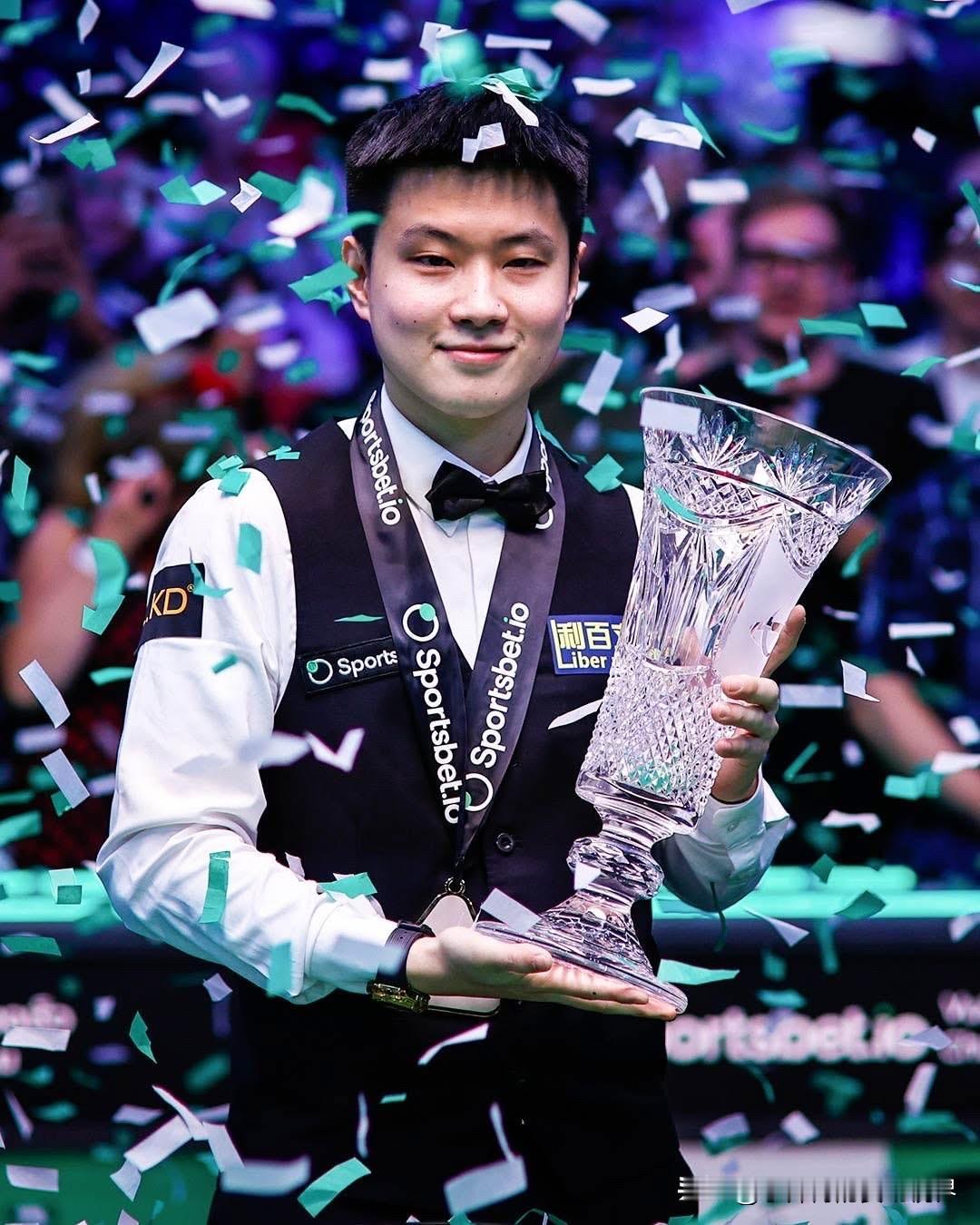 随着赵心童背靠背夺得球员锦标赛冠军，斯诺克世界排名发生巨大变化：
1. 🏴󠁧