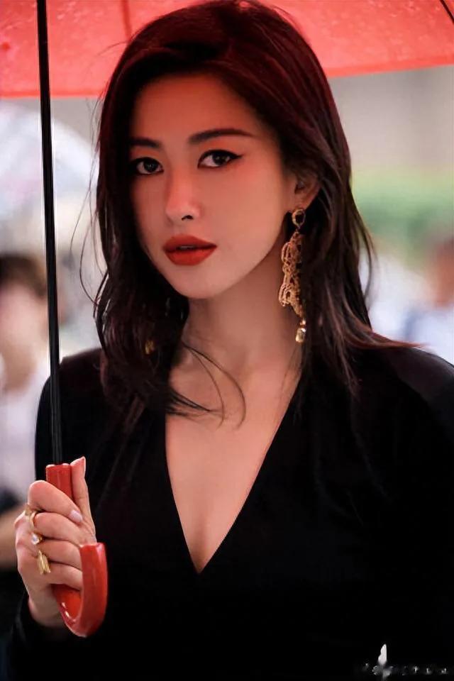 这颜值加上气质，难怪能连续8年入选全球最美面孔！