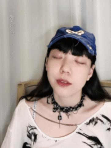 吴莫愁赞这一秒过火妆造很美直播间大力夸赞《这一秒过火》的妆造和打光，光是她的描述