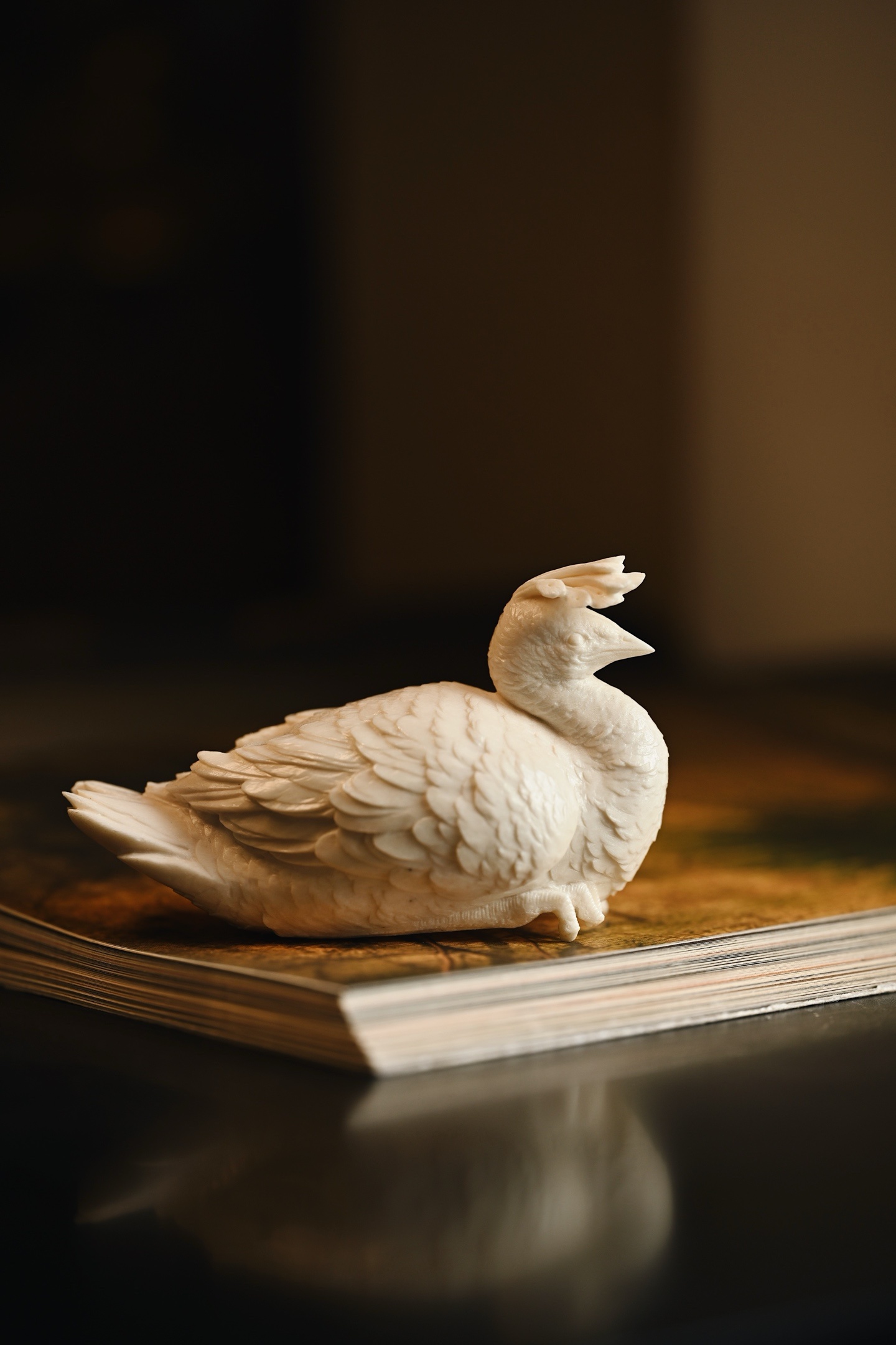 鹿角 | 孔雀 小摆件造型劲挺，孔雀神态专注，眼神笃定，尽显其高贵本色，尾部羽毛