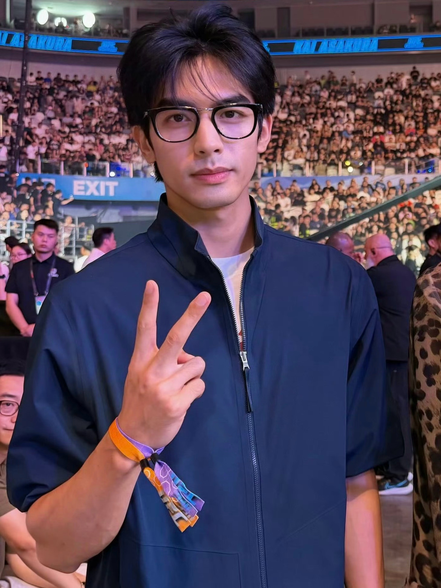 卫龙素颜戴黑框好hot nerd… ​​​