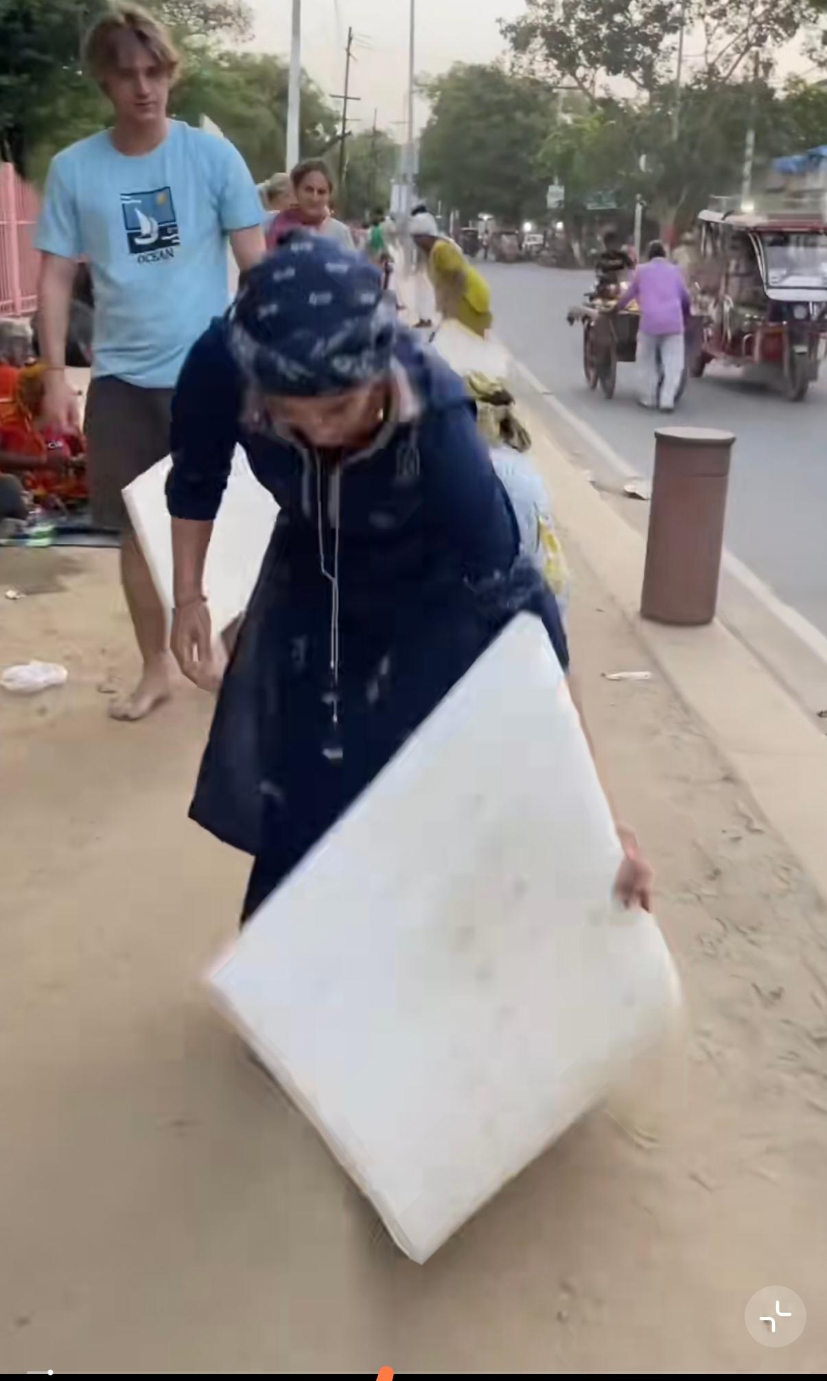 这是干嘛呢？睡在地上。这个有氧强度不如西藏波比跳。白人去了印度也入乡随俗了，鞋也