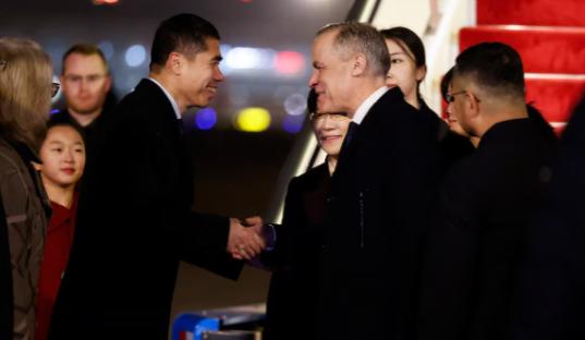 加拿大总理抵达北京的第一天，就迎来好消息，据加拿大外长阿南德表示：在卡尼来之前，