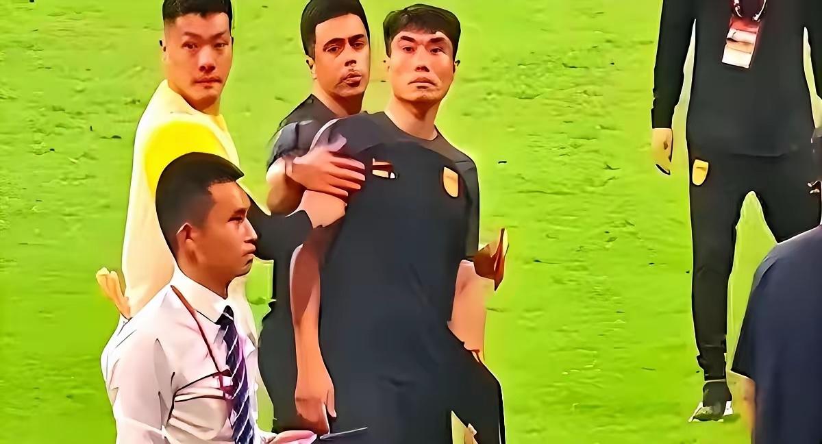 不出意外的话！
郑智将成为26中超赛季第一个下课的主教练！
今晚，郑智带领青岛西