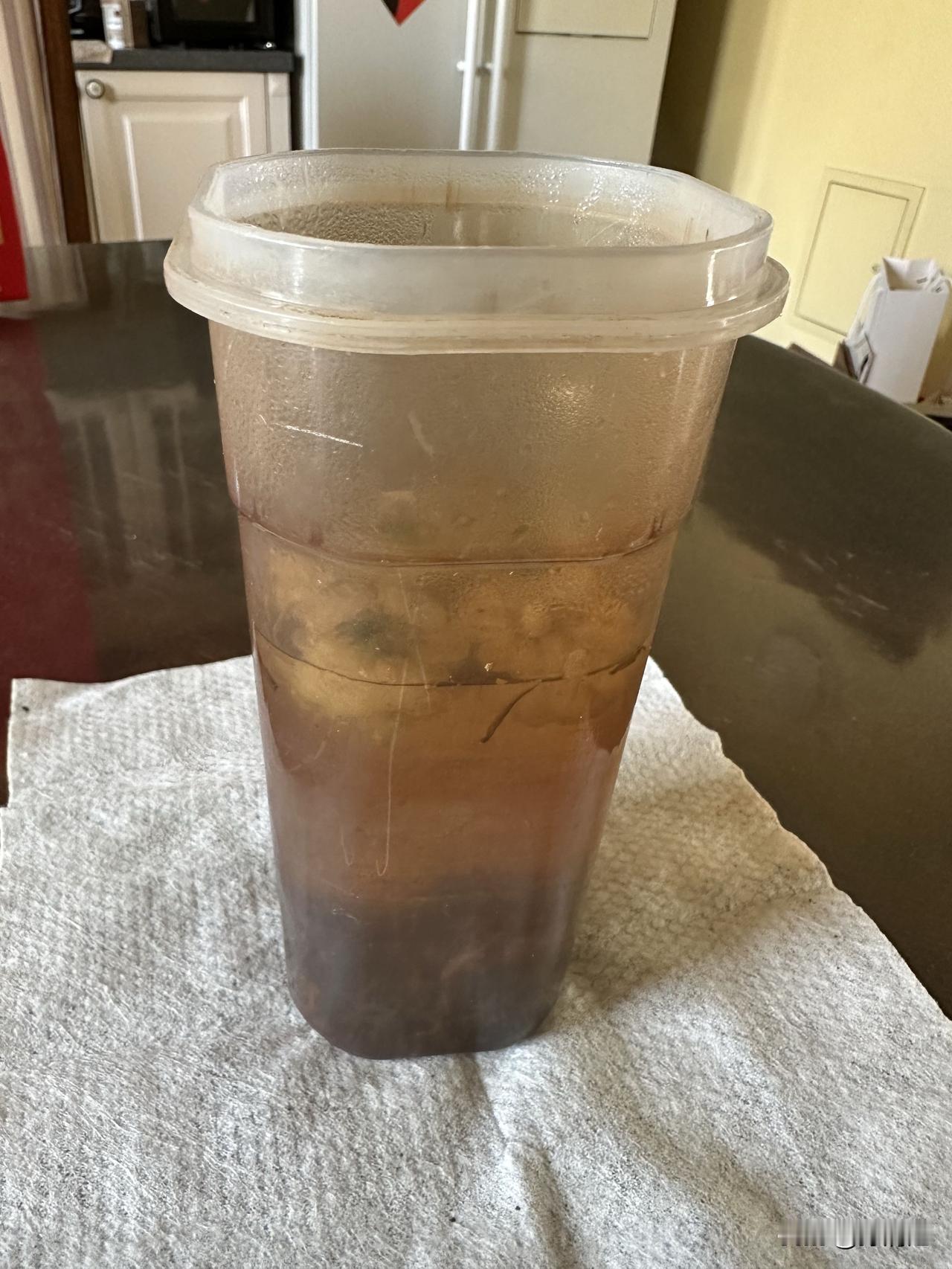 这是一个500ml的杯子，专家们建议成年人每天要喝至少1500-2000ml的水