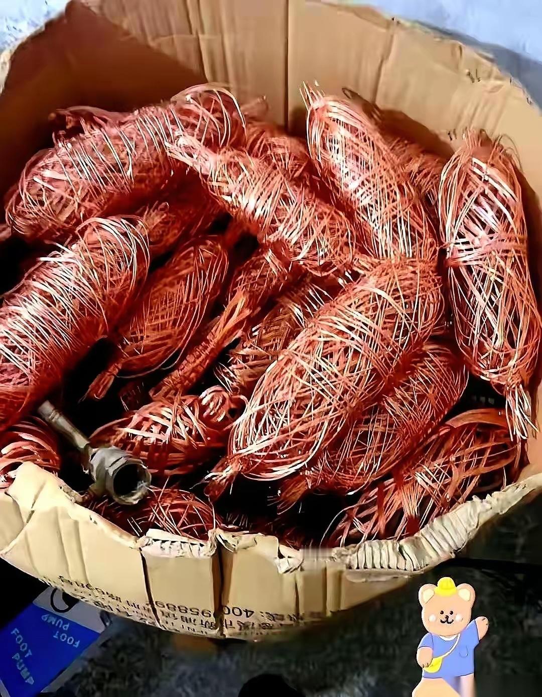 我爸攒了四年的废铜，两三百斤，昨天拿去卖，人家一口价直接把老爷子干沉没了。

晚