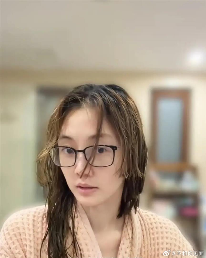 苗苗亲手剪掉长发，郑恺在旁傻呵呵笑，网友称剪得比理发店更好看 