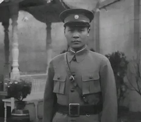 1949年10月1日，背负我党300多条人命的杨虎，登上天安门城楼参加开国大典。