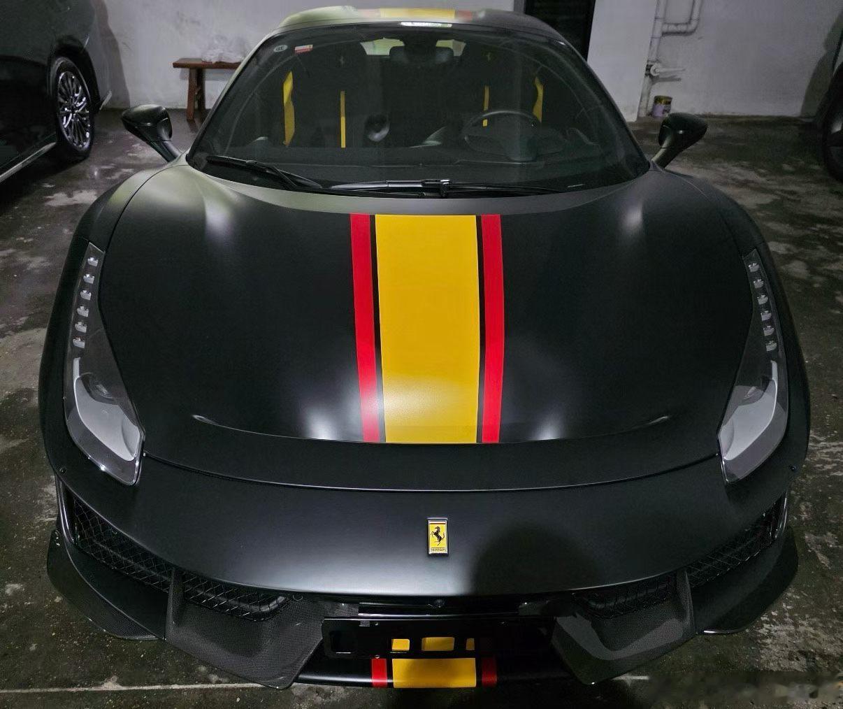 法拉利488 Pista Spider（敞篷版）20年上牌，仅1400km 