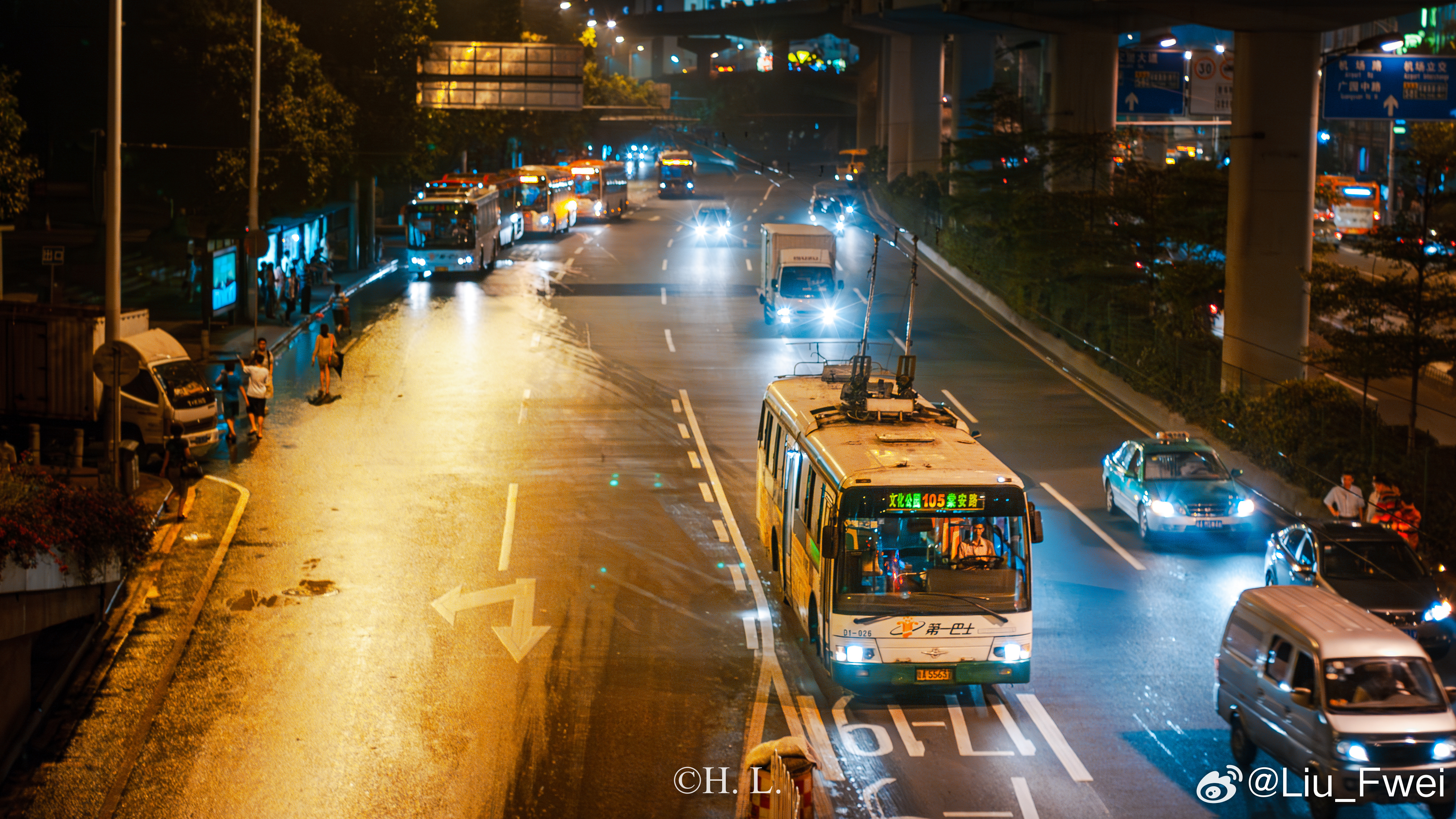 105路无轨电车，开往文化公园。这处天桥光线不错，也是拍摄无轨电车的好地方。然而