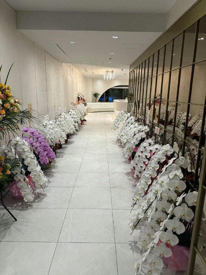 今天去客户新公司参观乔迁之喜，一进门我腿都软了……[捂脸]
老板说为了撑场面，特