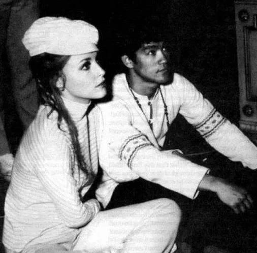 1964年，李小龙和武术指导黄家达一言不合就大打出手，黄家达是泰拳冠军，当过飞虎