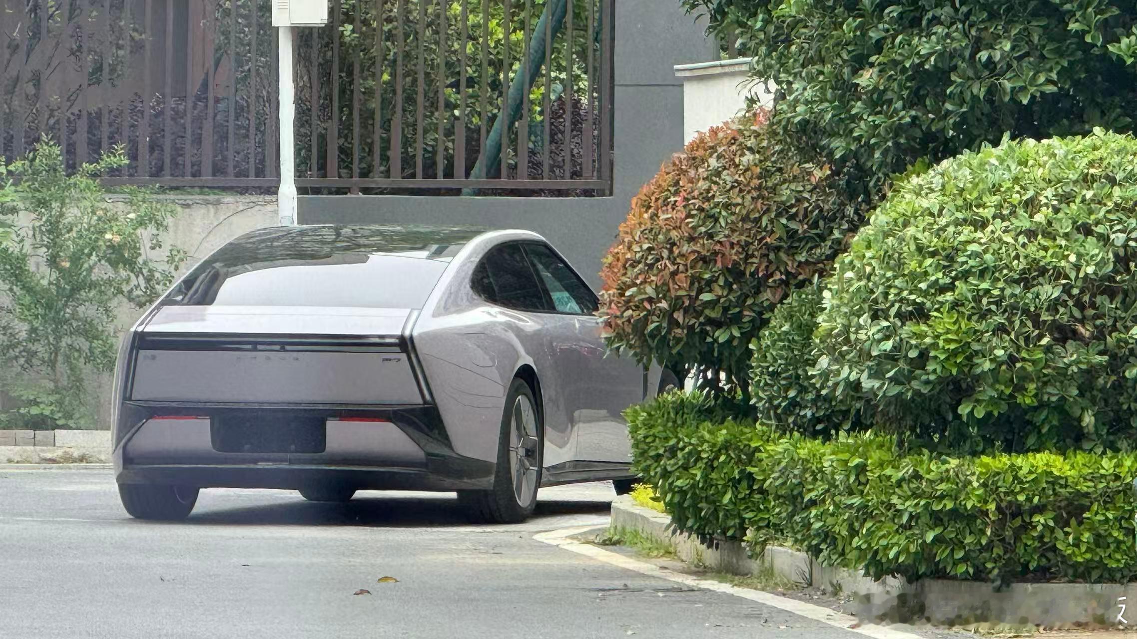 别墅邻居迎来新鹏友：小鹏P7看来P7很能拿捏高富帅白富美～小鹏p7特来哥