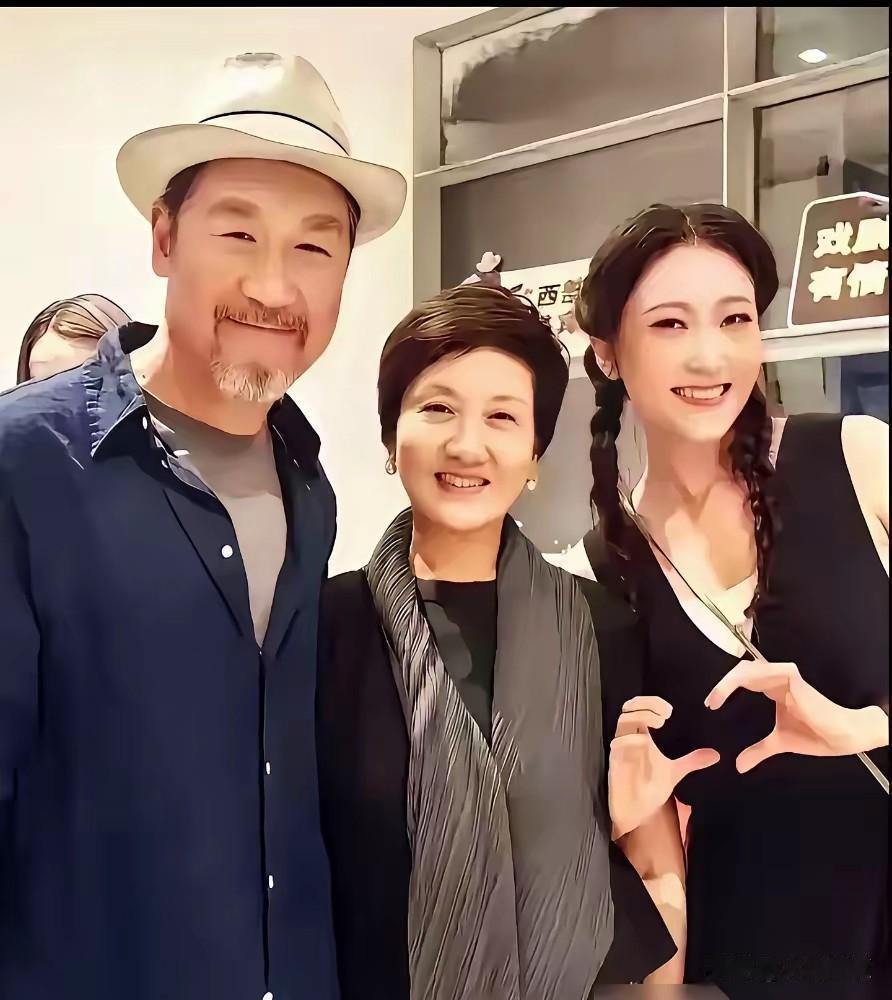 知道冯小刚有一个养女，却不知道张国立不仅有一个养女，还有一个养子。
最近张国立一