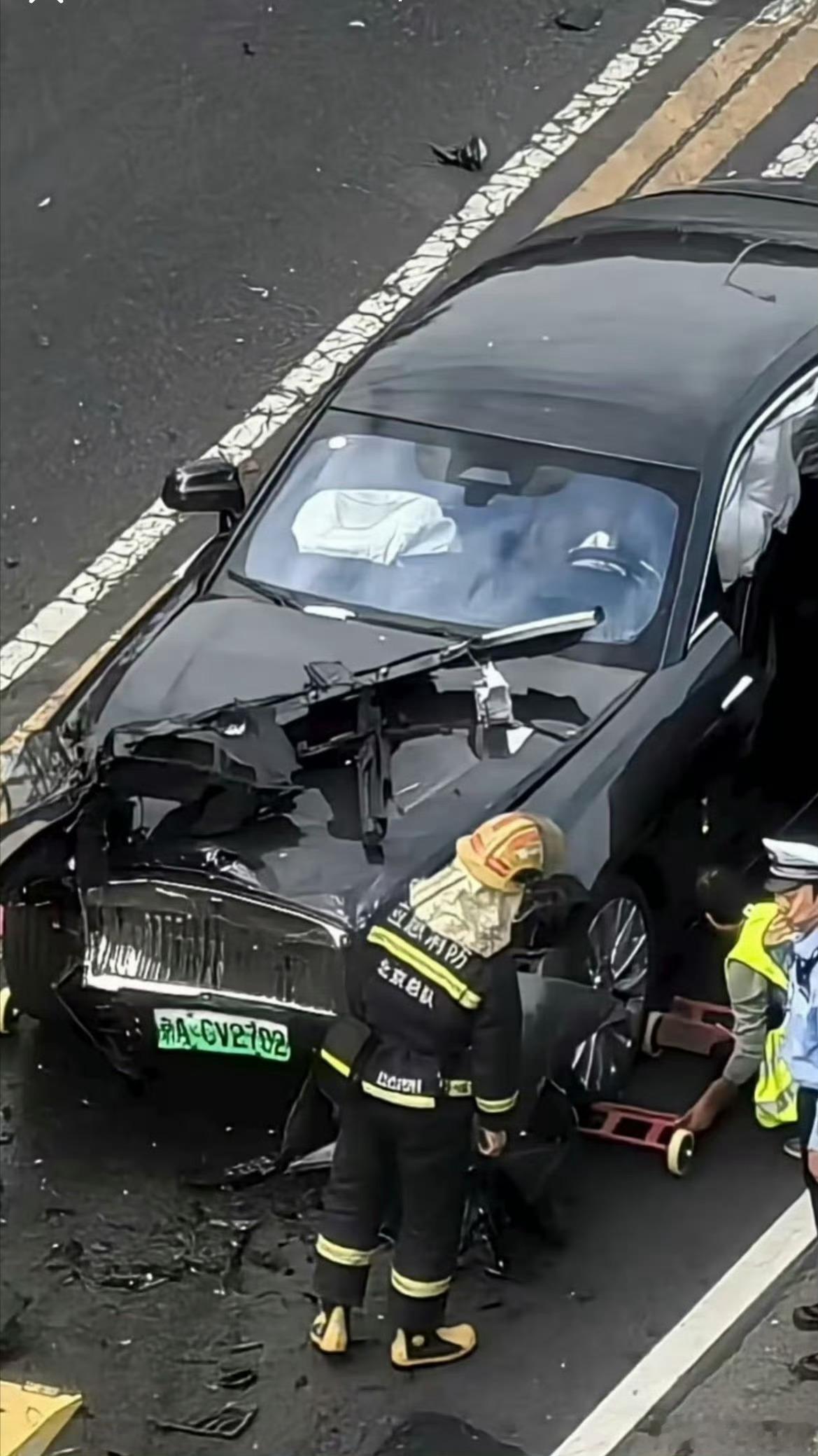 陈震劳斯莱斯发生车祸陈震闪灵这这这这这...看图三确实像是陈真本人啊，车辆的位置