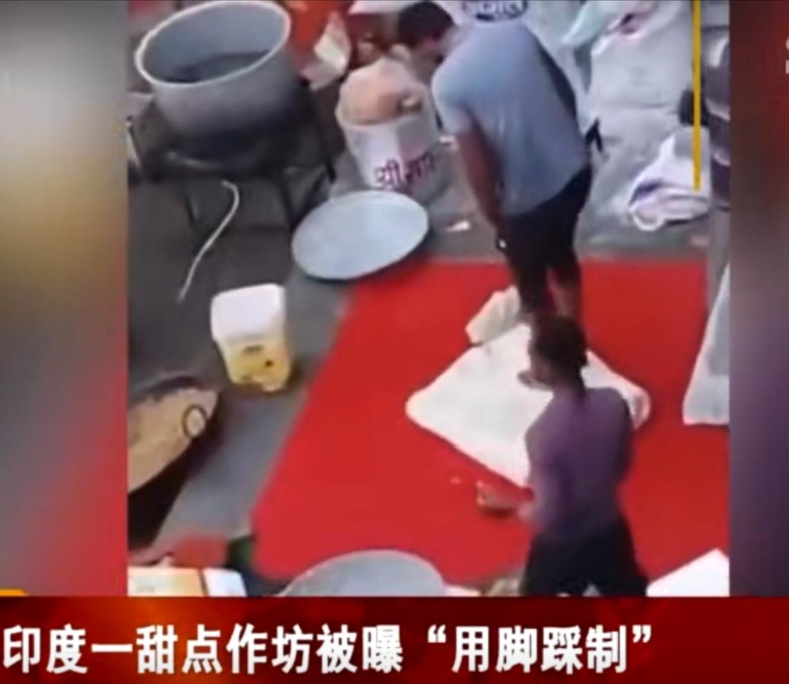 印度一家甜点作坊的生产画面引发热议，镜头里工人赤脚踩在盛放原料的大盆中，双手还同