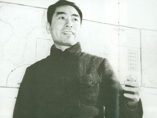1975年12月，周恩来气息奄奄，食不下咽，长时间处于昏睡状态，忽然有一天，他挣