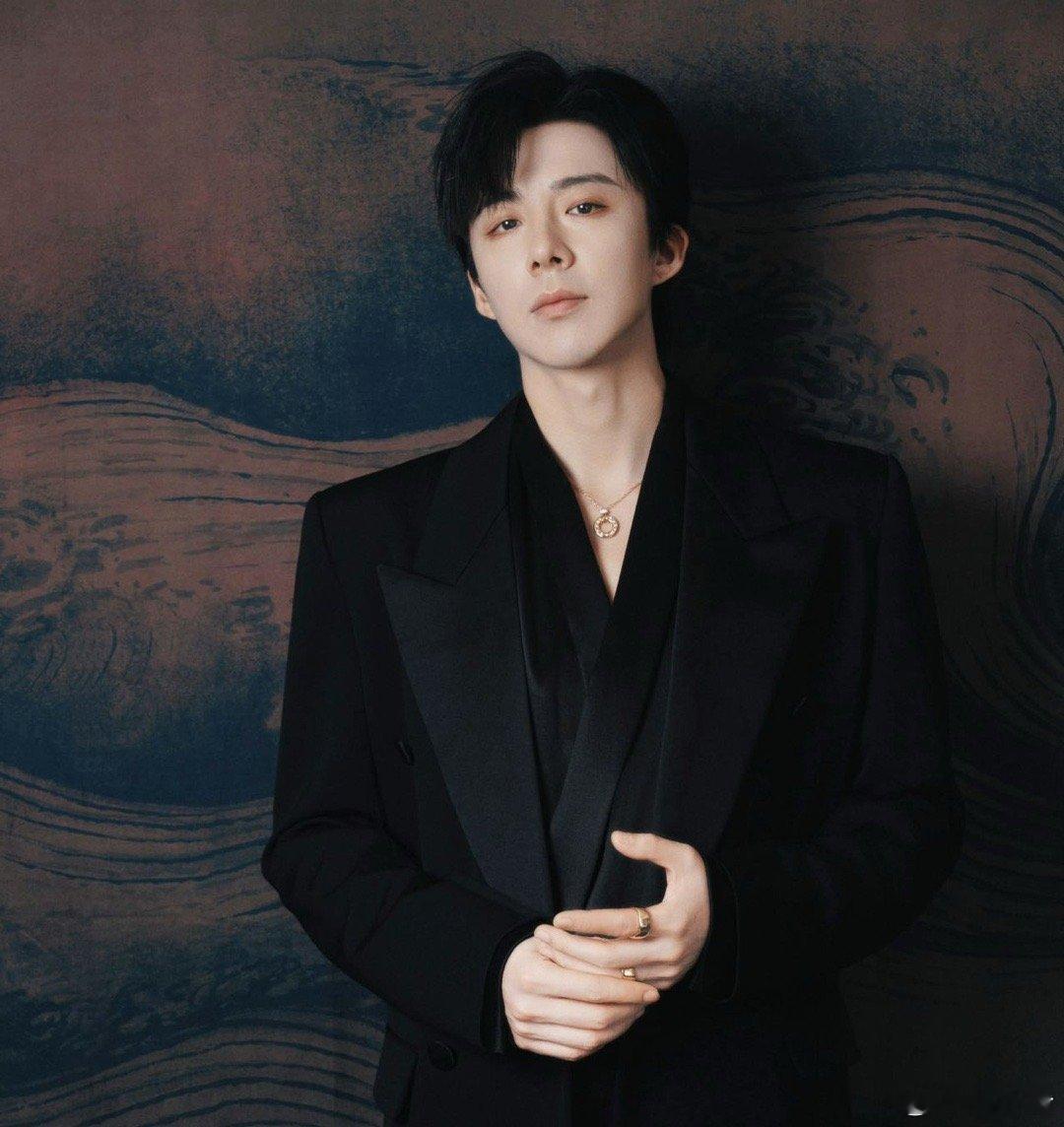 #刘宇宁现场好稳#刘宇宁的歌声宛如细腻的溪流，轻柔地流淌。《爱江山更爱美人》不仅