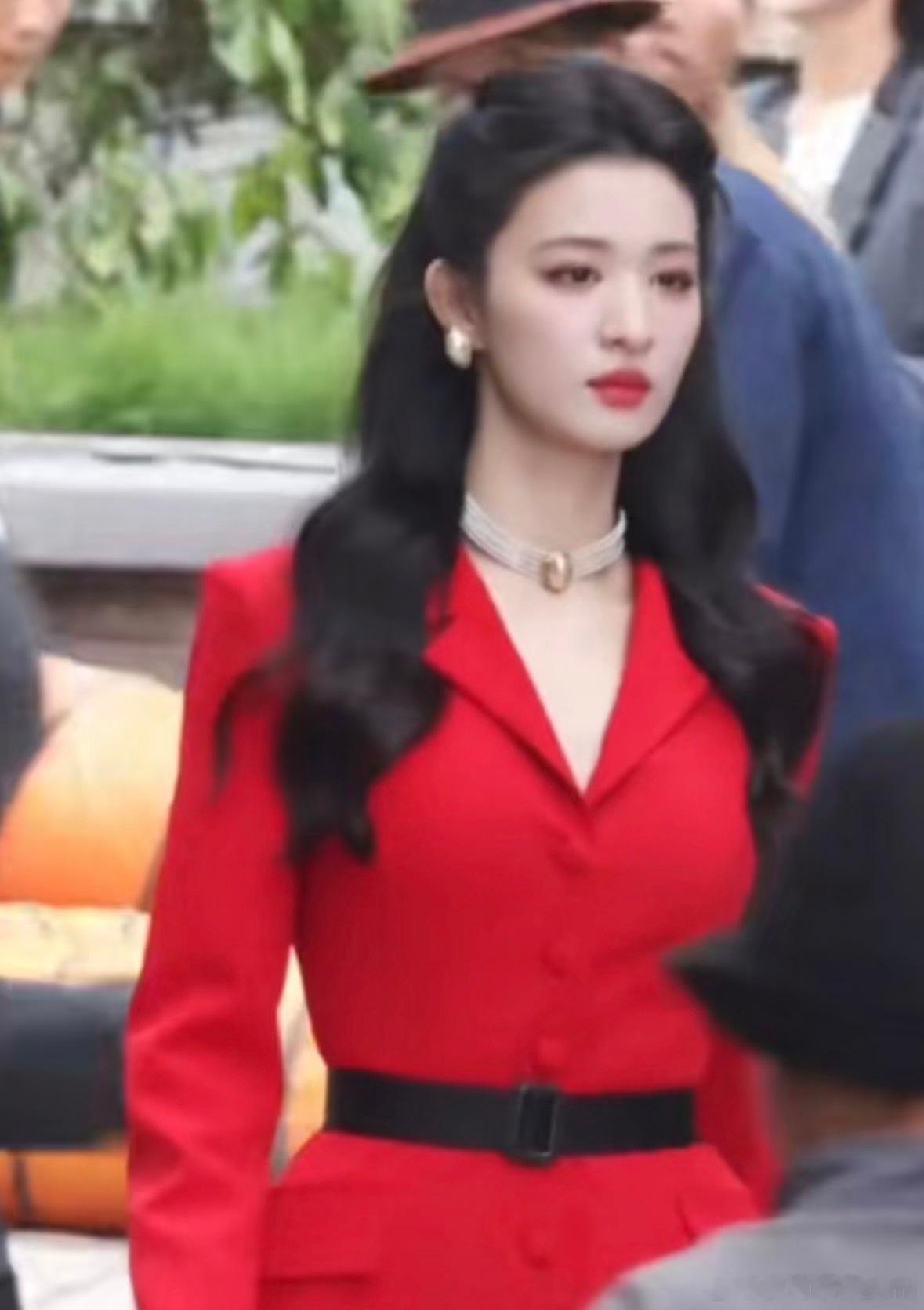 王楚然全世界第一适配正红色绝对的颜值面前，什么颜色都是锦上添花，这么美的脸 