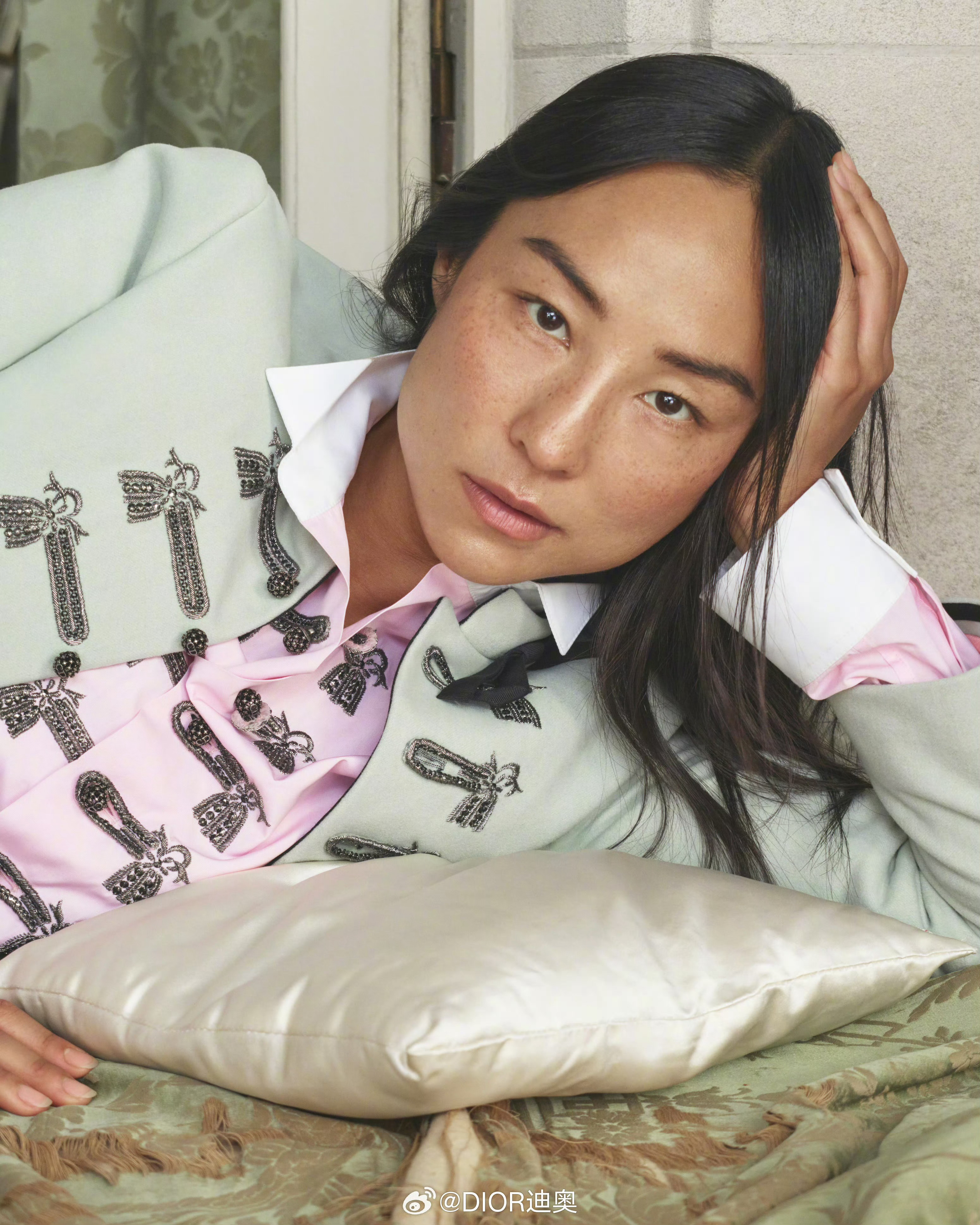 演员 Greta Lee 出任 Dior 全球品牌大使 。Jonathan An