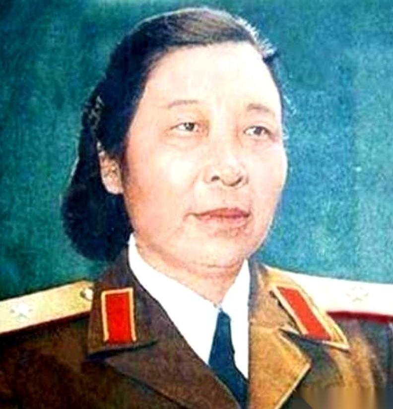 那一天，古老三的烟杆子都快捏碎了。
手抖得不成样子，整个人缩在自家茶铺的角落，就