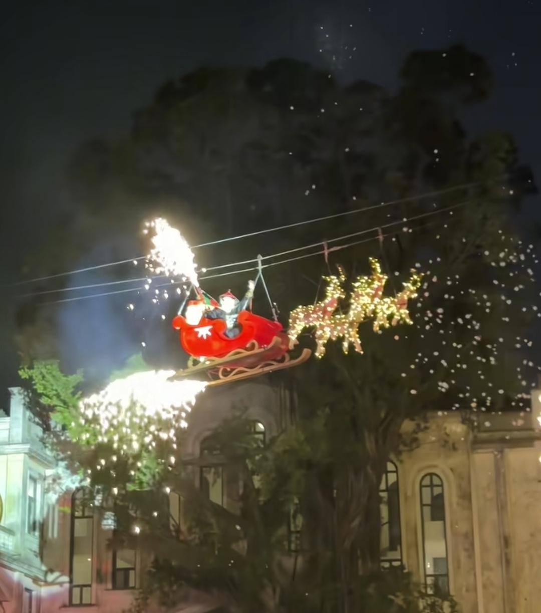 广东圣诞活动神操作！
圣诞老人竟是鳌拜，
最近广东赤坎古镇的圣诞活动彻底玩出了新