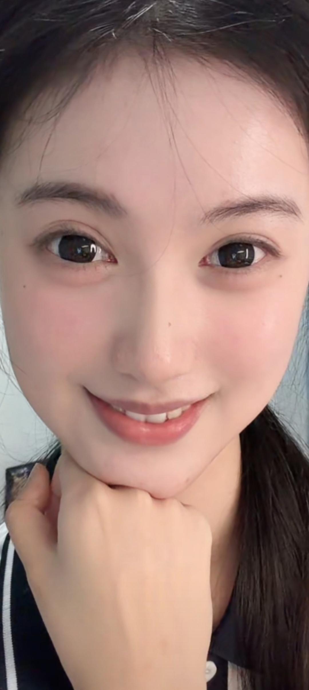 她对着镜头笑得真甜。