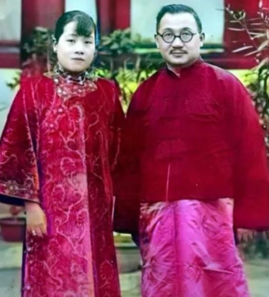 1914年，宋霭龄与孔祥熙完婚。新婚之夜，一伙儿人来闹洞房，有人一把扯下她的腰带