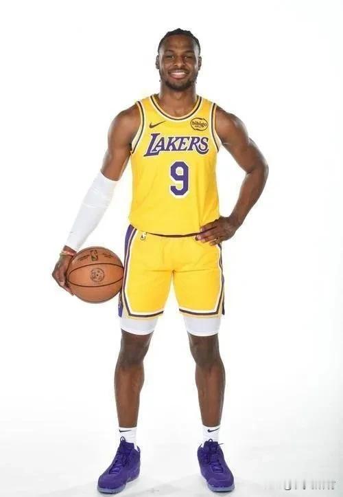 布朗尼用实际行动证明在NBA拥有一个好父亲有多么重要，即使他打得很糟糕，四场季前